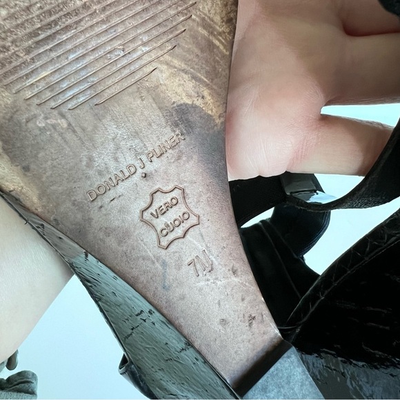 Donald J. Pliner Palo-sy Black Snake Skin T-Strap Sandal Wedge - Picture 8 of 9